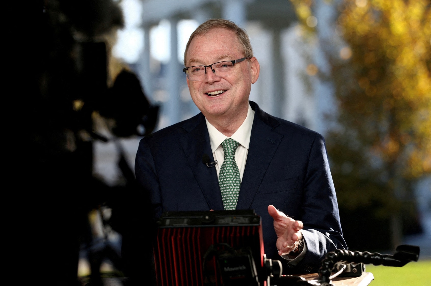 Hassett diz que Trump fala com Warsh sobre economia, mas nega intromissão nos juros