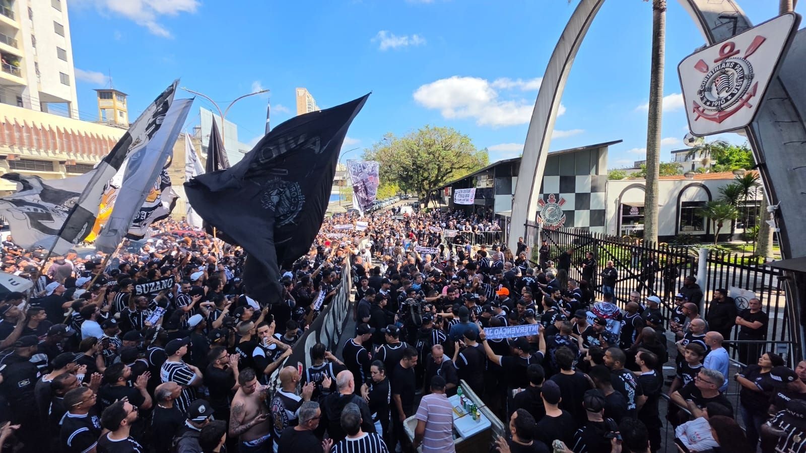 Memphis se pronuncia após clipe com sede do Corinthians “em chamas”