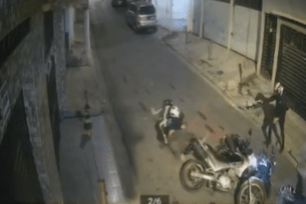 Motociclista atira em casal caído no chão, rouba aliança e foge. Veja vídeo