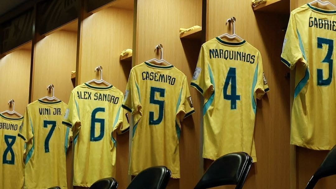 Travis Scott veste camisa do Brasil e recebe presente de Vini Jr.
