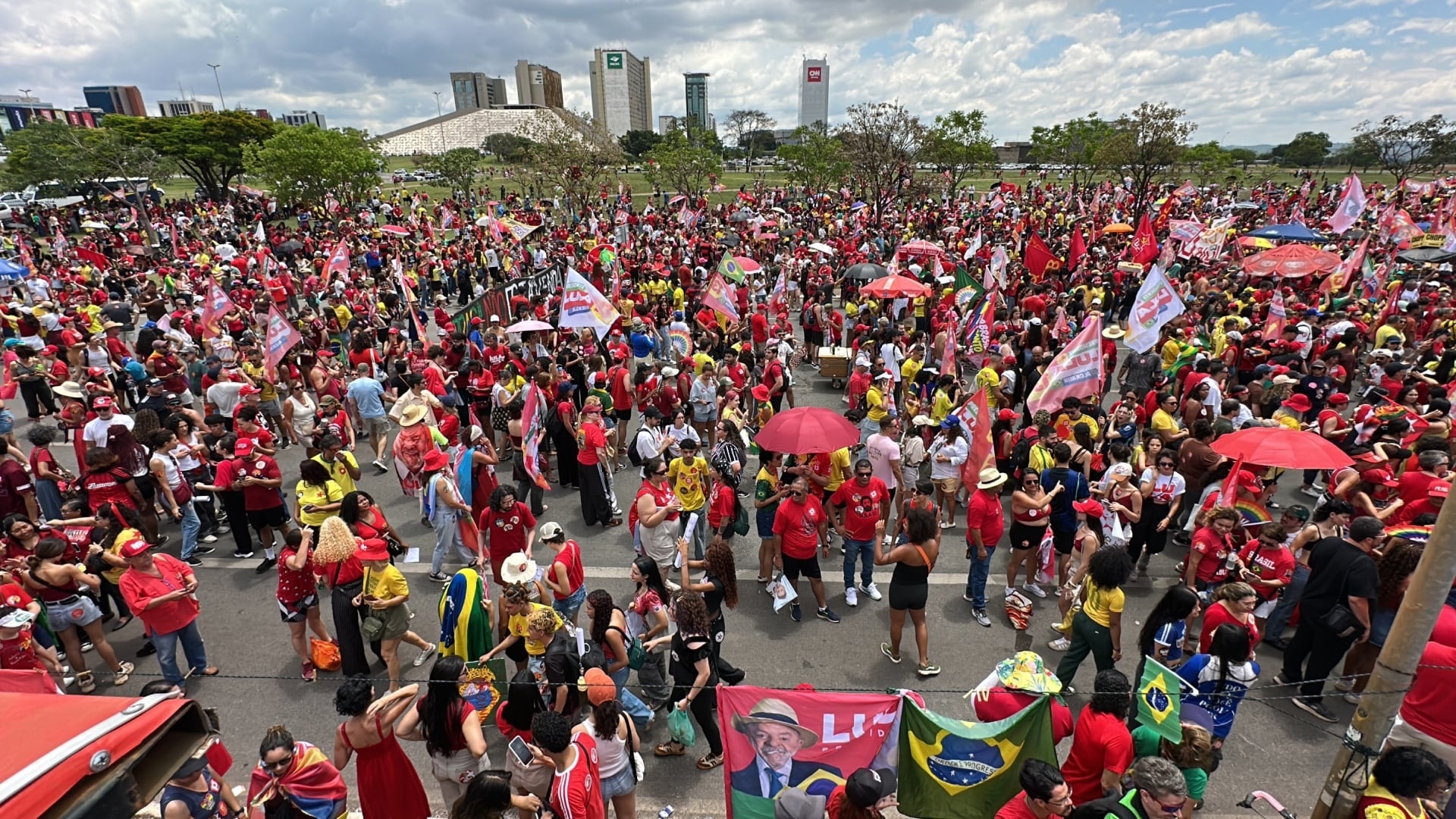 Veja imagens do ato da esquerda em Brasília neste domingo