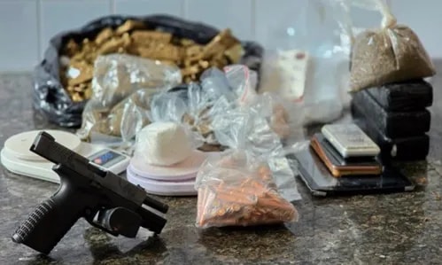 Polícia prende homem e apreende drogas em bairro de Salvador