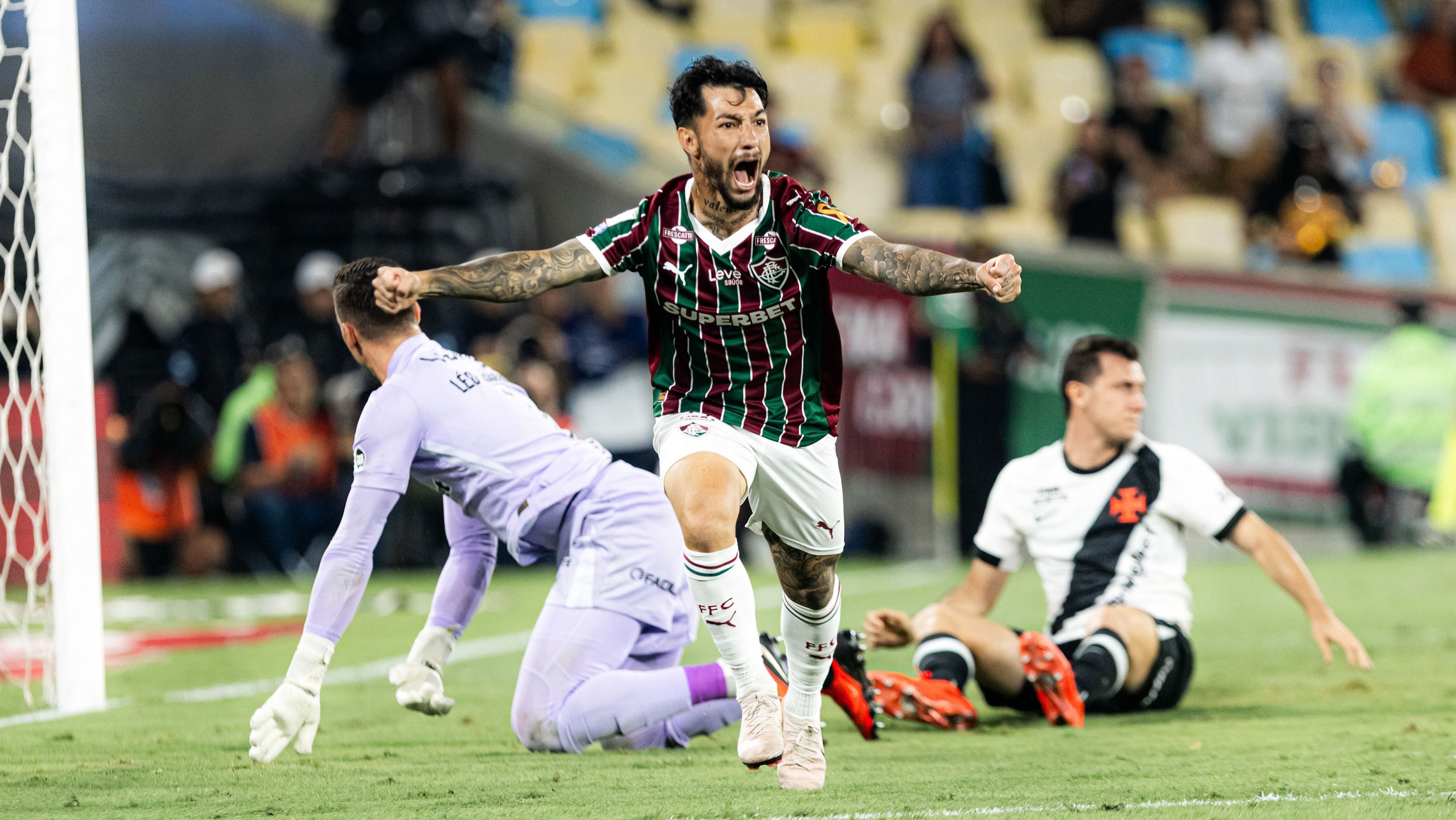 Juiz “peita” Canobbio em Fluminense x Vasco, e Hulk se revolta: “Nunca vi”