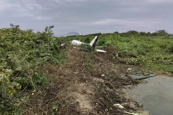 Avião de pequeno porte cai em praia de SC e deixa 2 em estado grave