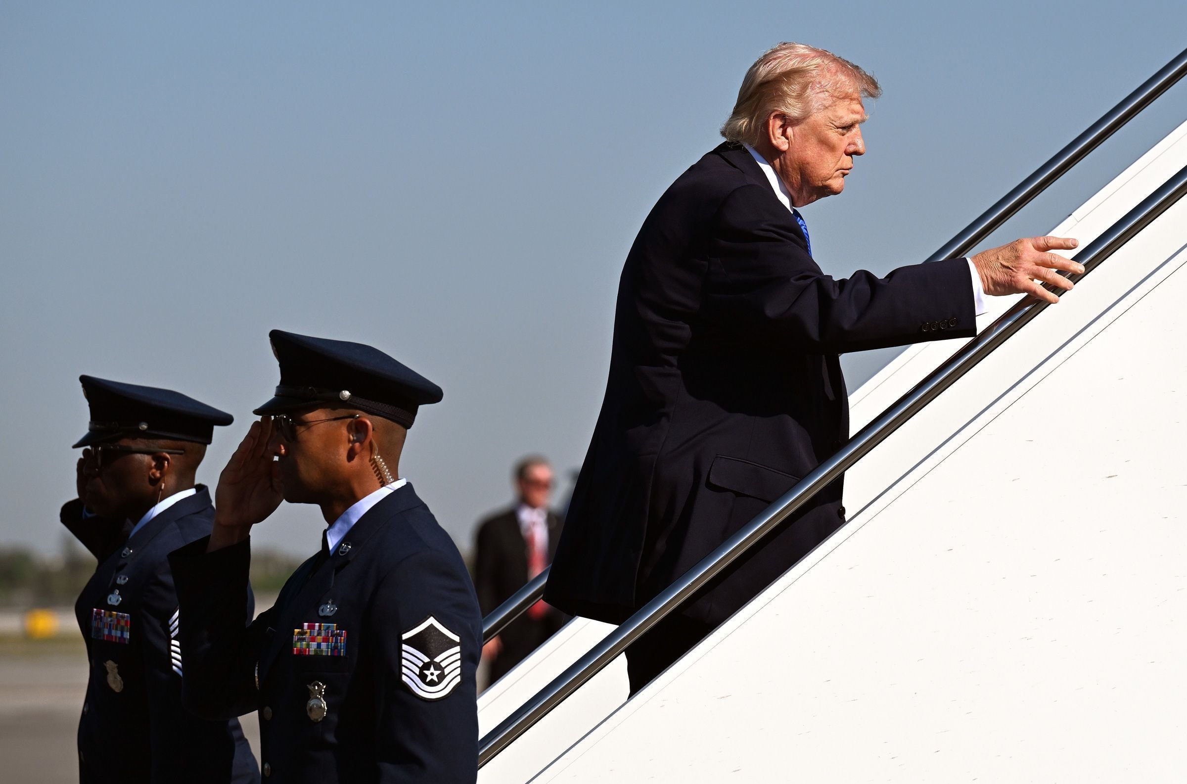 Kennedy Center ordena que funcionários removam o nome de Trump