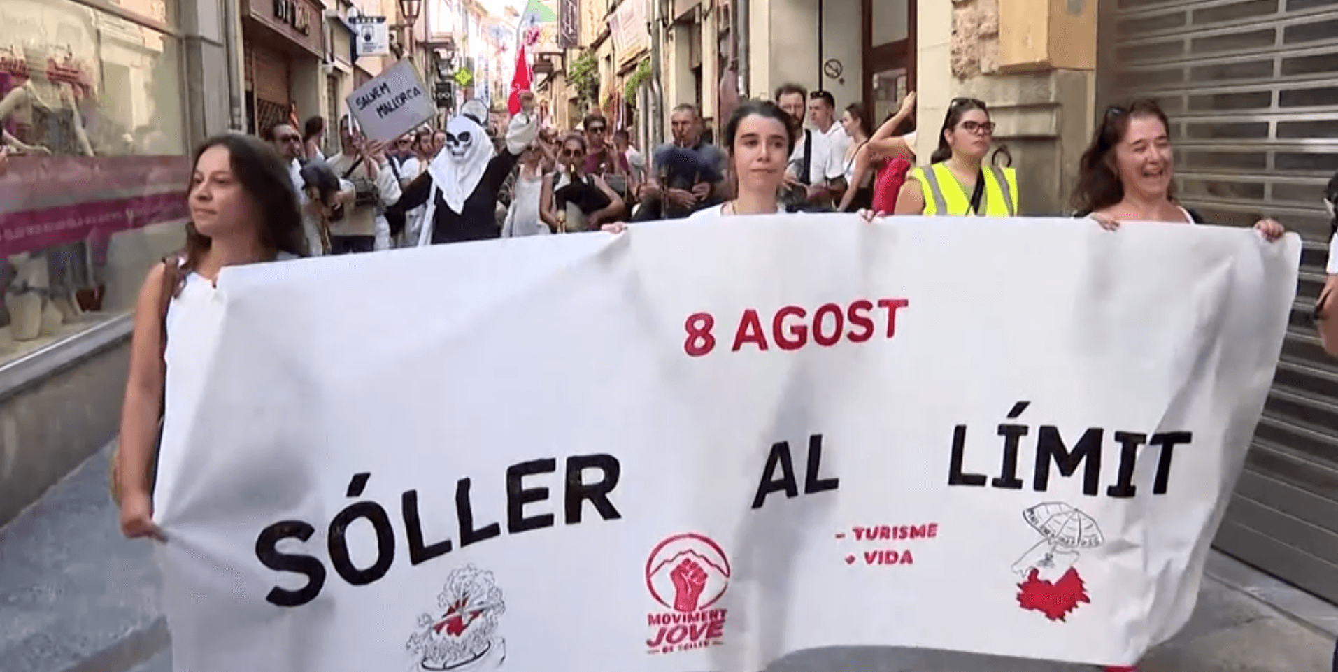 Parlamentar atira ovos contra premiê interino do Kosovo; veja vídeo