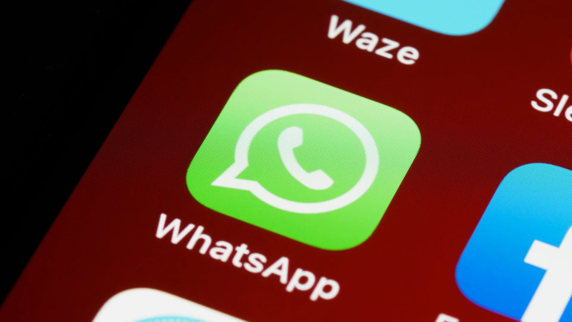 WhatsApp quer usar IA para barrar golpes e proteger usuários