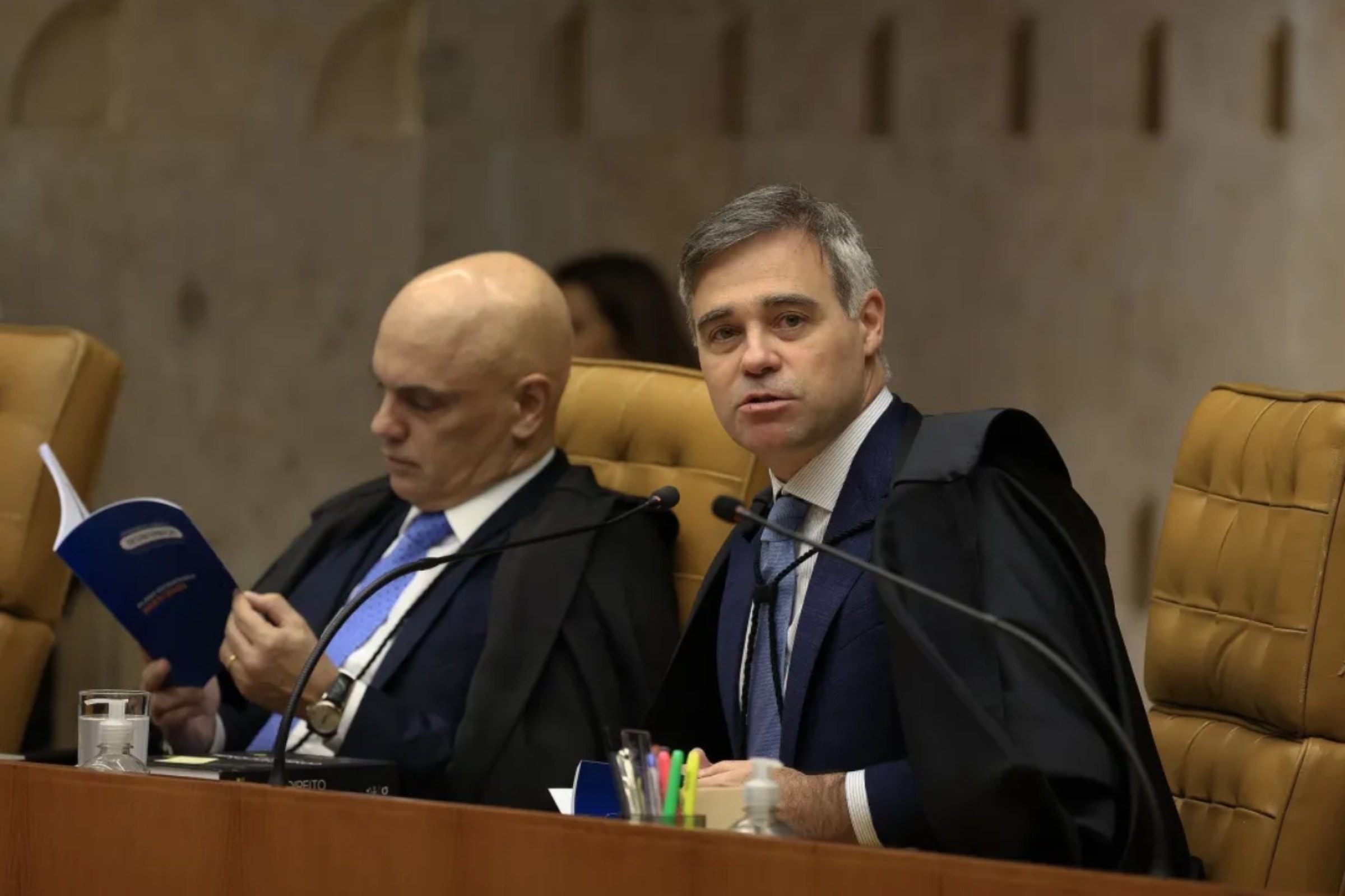 Mendonça cita Moraes nove vezes em decisão para afastar diretor da PF