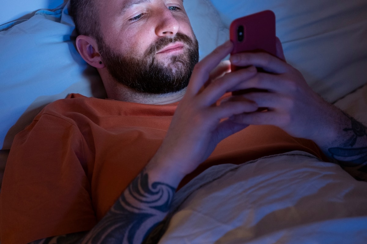 Usar o celular na cama afeta saúde do coração, alerta cardiologista