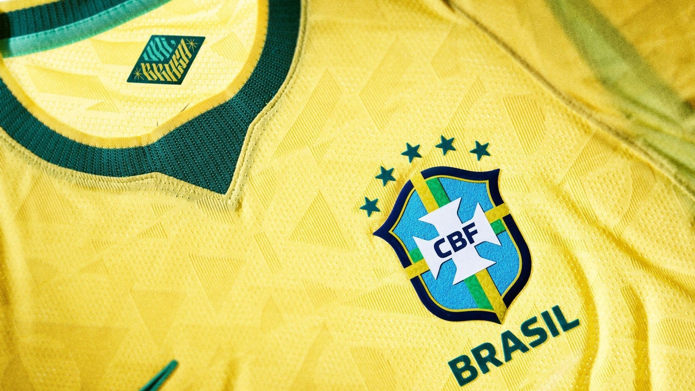 Flávio visita Bolsonaro e lamenta não poder assistir jogo do Brasil com pai