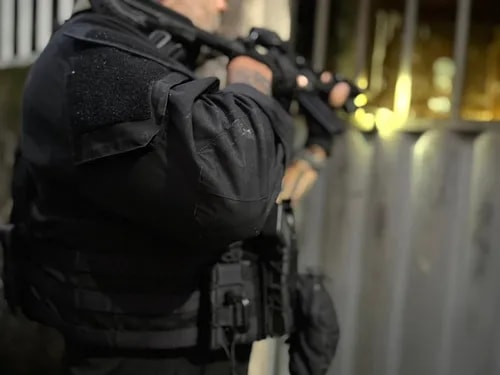 Homem é preso após invadir delegacia enquanto perseguia vítima
