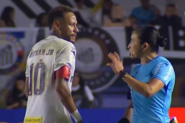 Neymar Jr. pode sofrer punições após supostas ofensas contra árbitra