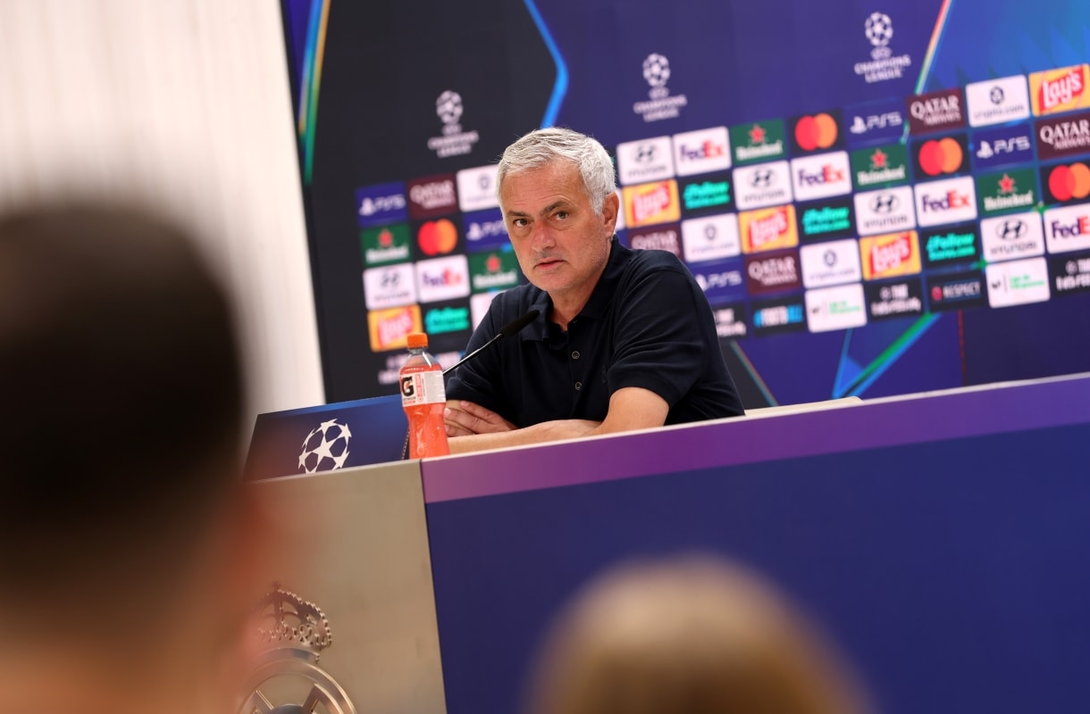 Após vaias, Mourinho defende Vini Jr.: "Ele dá tudo de si, merece respeito"