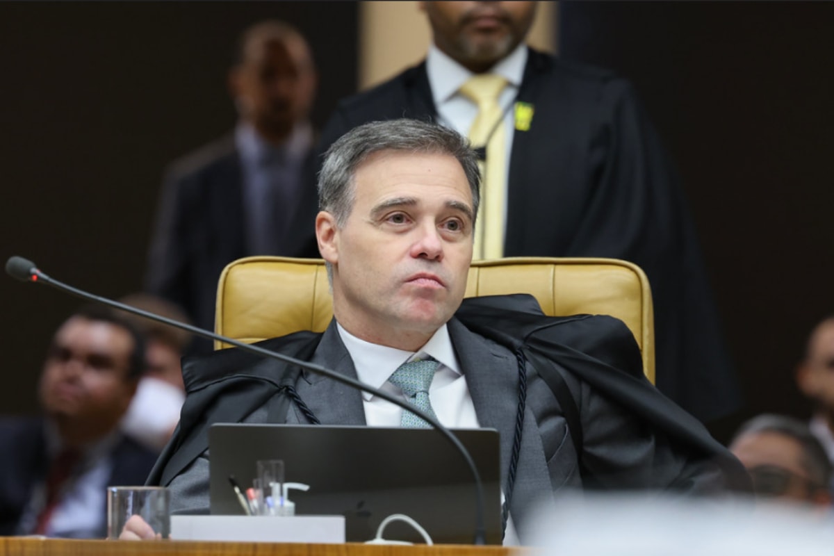 Mendonça passou bilhete a Toffoli em meio à sessão no plenário do STF