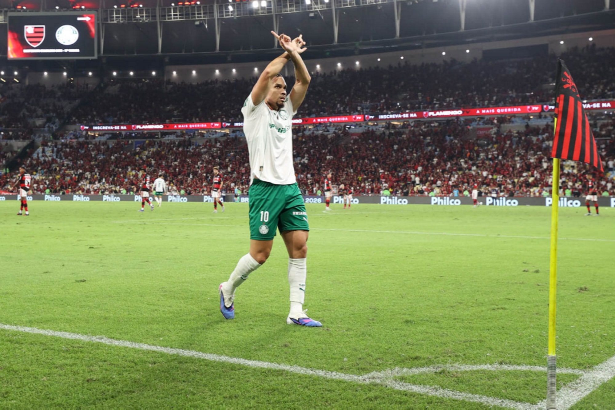 Paulinho é suspenso pelo STJD por comemoração em Flamengo x Palmeiras