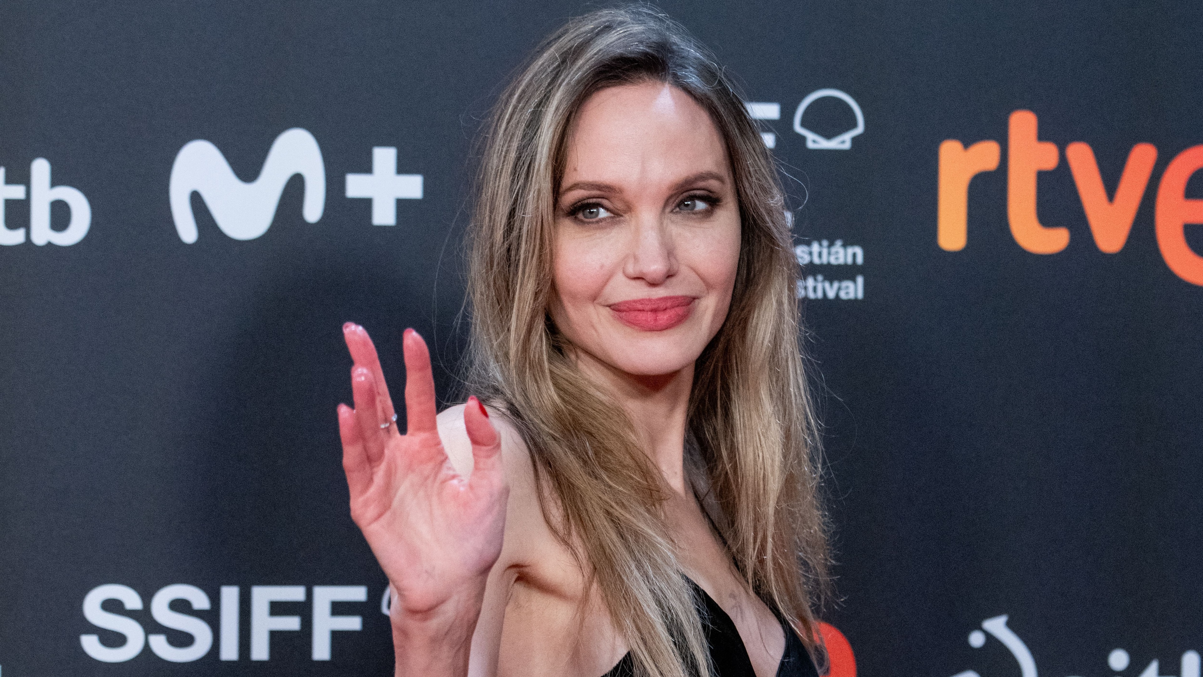 Angelina Jolie, aos 51 anos, converteu 39 hectares de floresta no Camboja, anteriormente visados pela caça, em uma reserva dedicada à vida selvagem