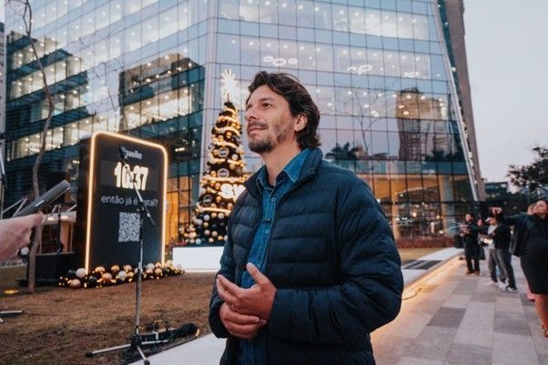 Ação de marketing usa árvore de Natal para falar de benefícios