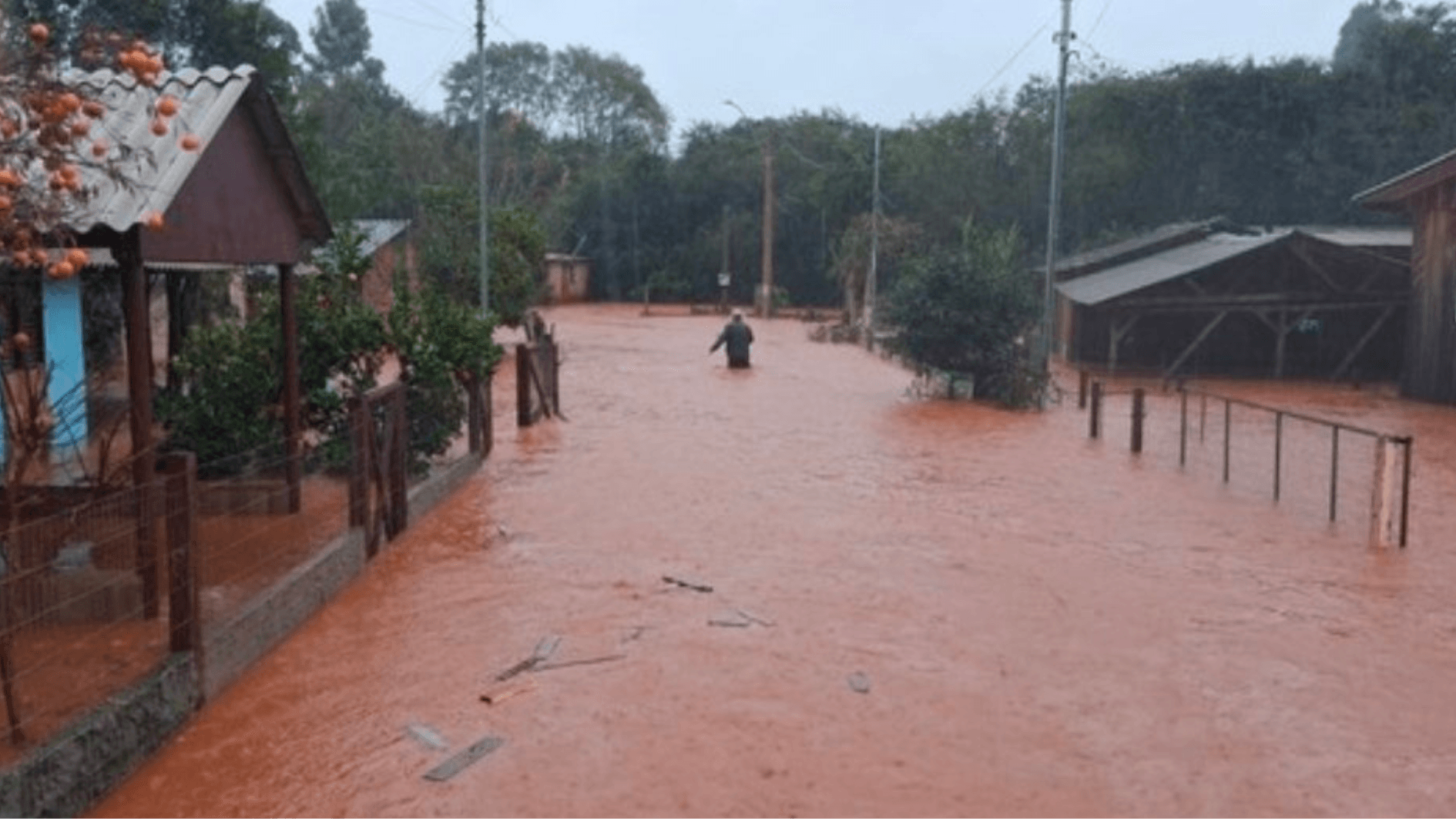 Ventania derruba caminhões e destelha casas no RS; veja vídeo