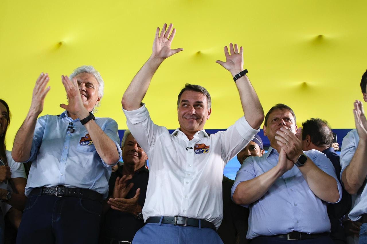 Após 1º turno, Flávio costura apoios e Lula reformula campanha