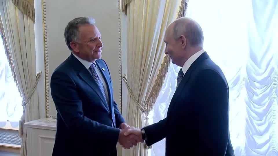 Rússia liberta professor americano que estava sob custódia desde 2022
