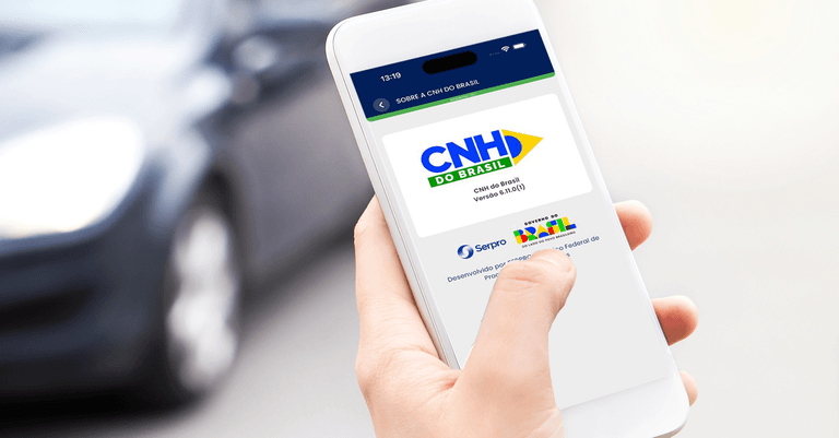 Motorista parado na blitz sem CNH física e bateria no celular: o que fazer?