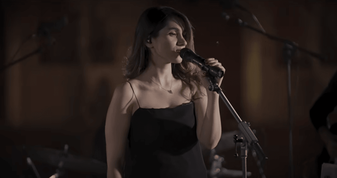 Quem é a cantora iraniana condenada a 74 chibatadas por cantar sem hijab?