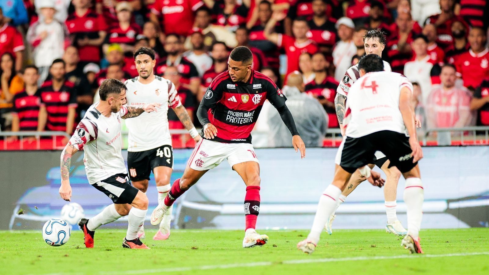 Athletico-PR apenas empata com o Vitória e pode deixar o G4 do Brasileirão