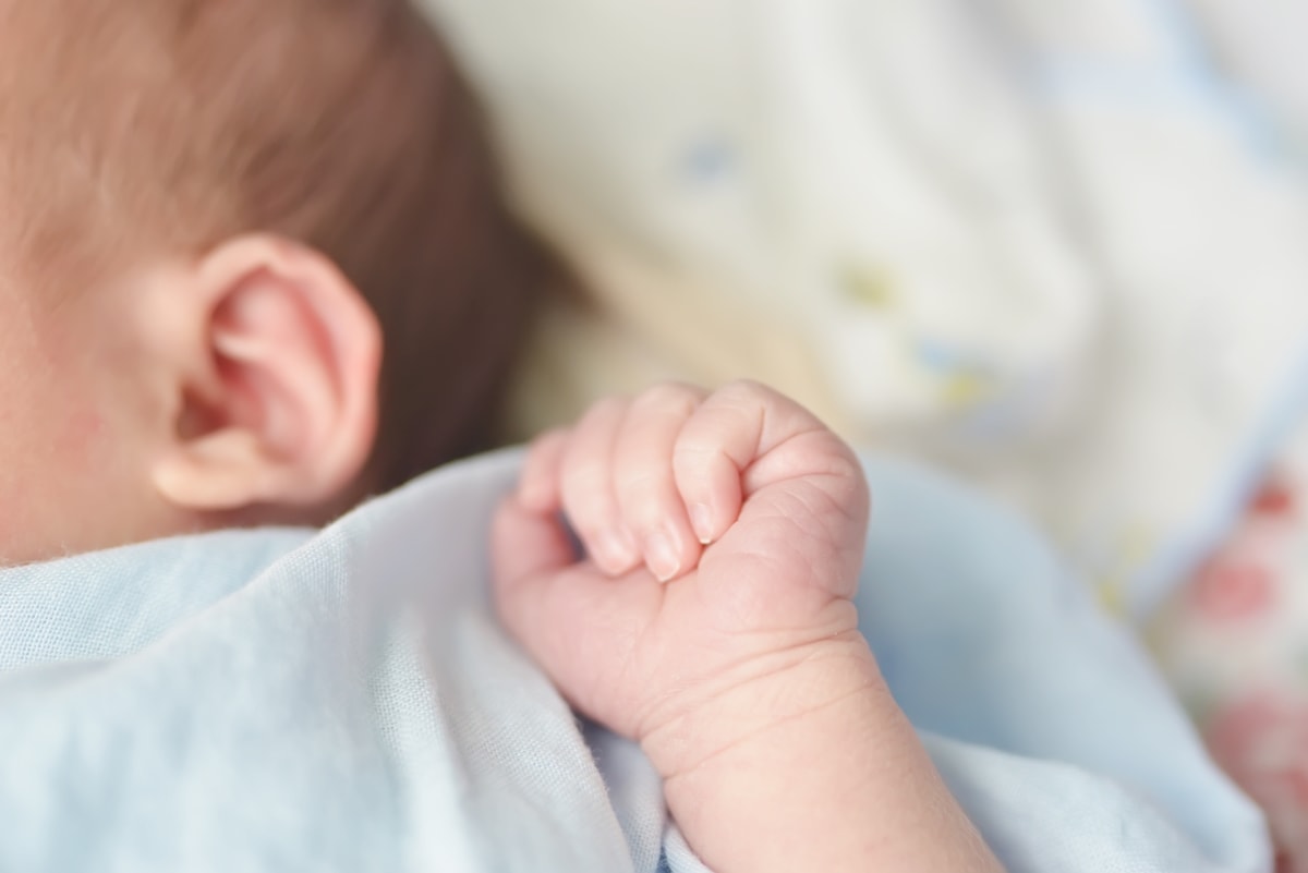 Bebê de 3 meses morre sufocado após mãe dormir por cima do filho no DF