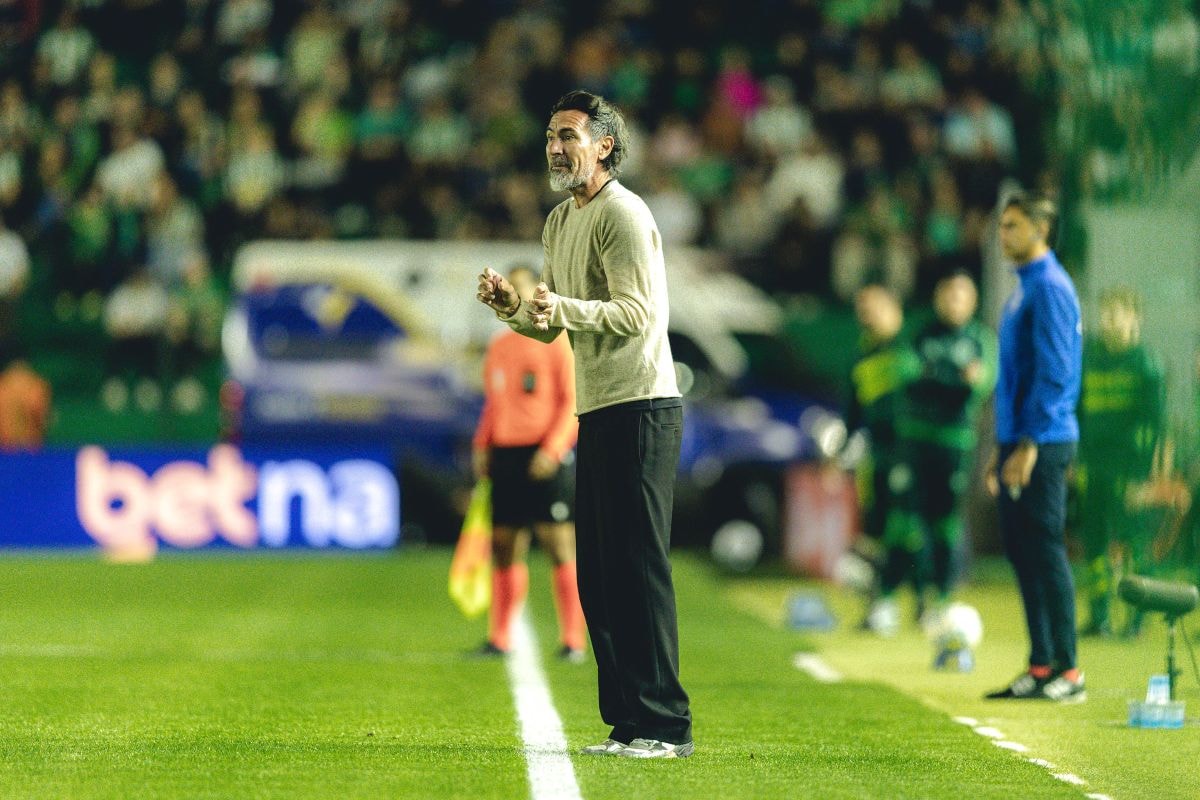 Domínguez vê melhora no segundo jogo e celebra classificação do Galo
