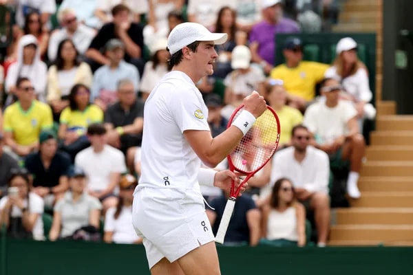 João Fonseca supera Tsitsipas na estreia do Masters 1000 de Montreal