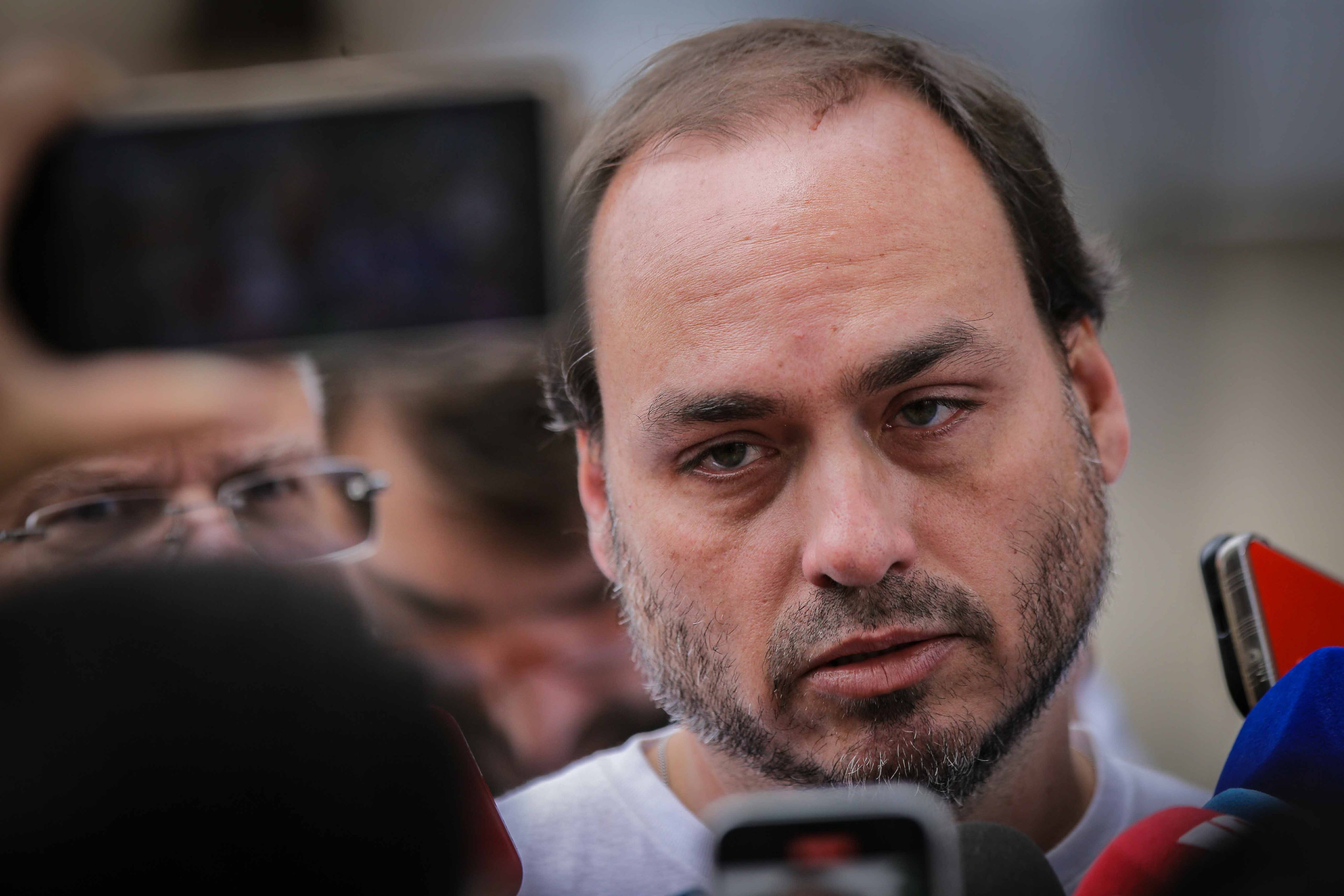 Carlos se manifesta sobre 5 meses de Bolsonaro na prisão