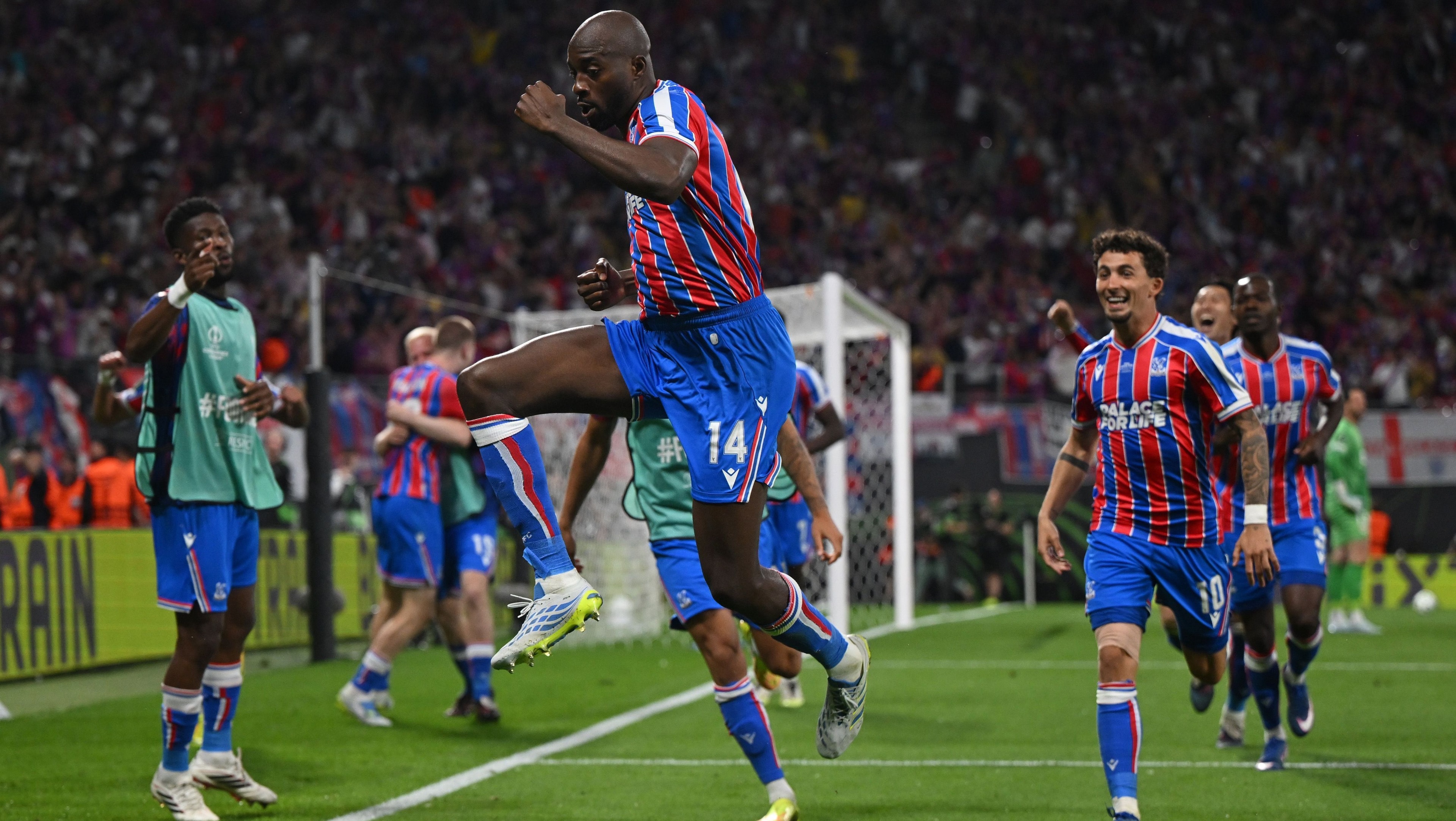 Oliver Glasner se despede do Palace com título histórico da Conference