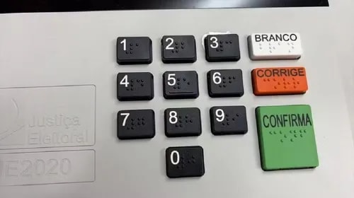 Mesária é presa por suspeita de votar no lugar de policial militar em Salvador
