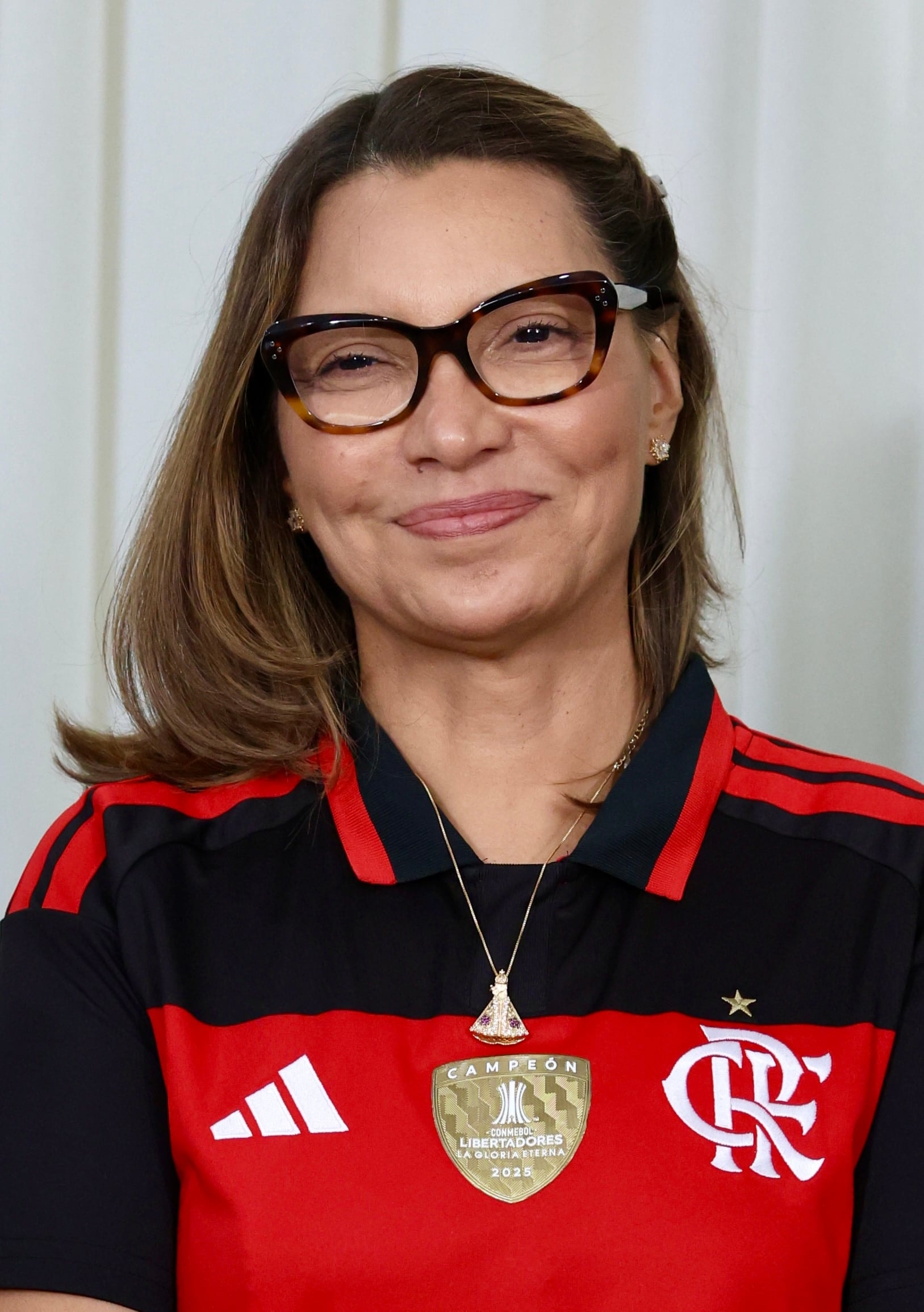 Janja usa medalha de Nossa Senhora e camisa do Flamengo sem bet