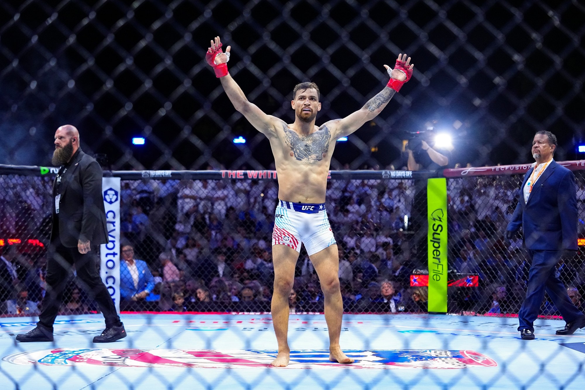 Mais um nocaute brasileiro: Ruffy vence Chandler no UFC da Casa Branca