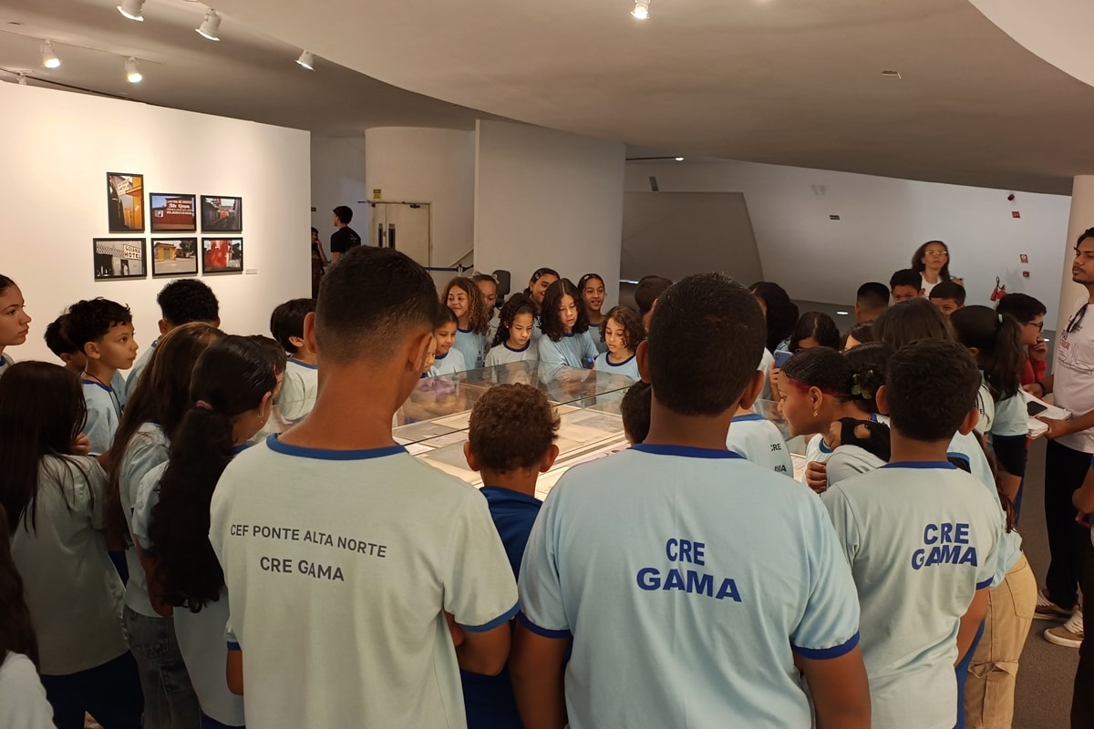 Utopias em construção: alunos de escola pública do Gama visitam mostra
