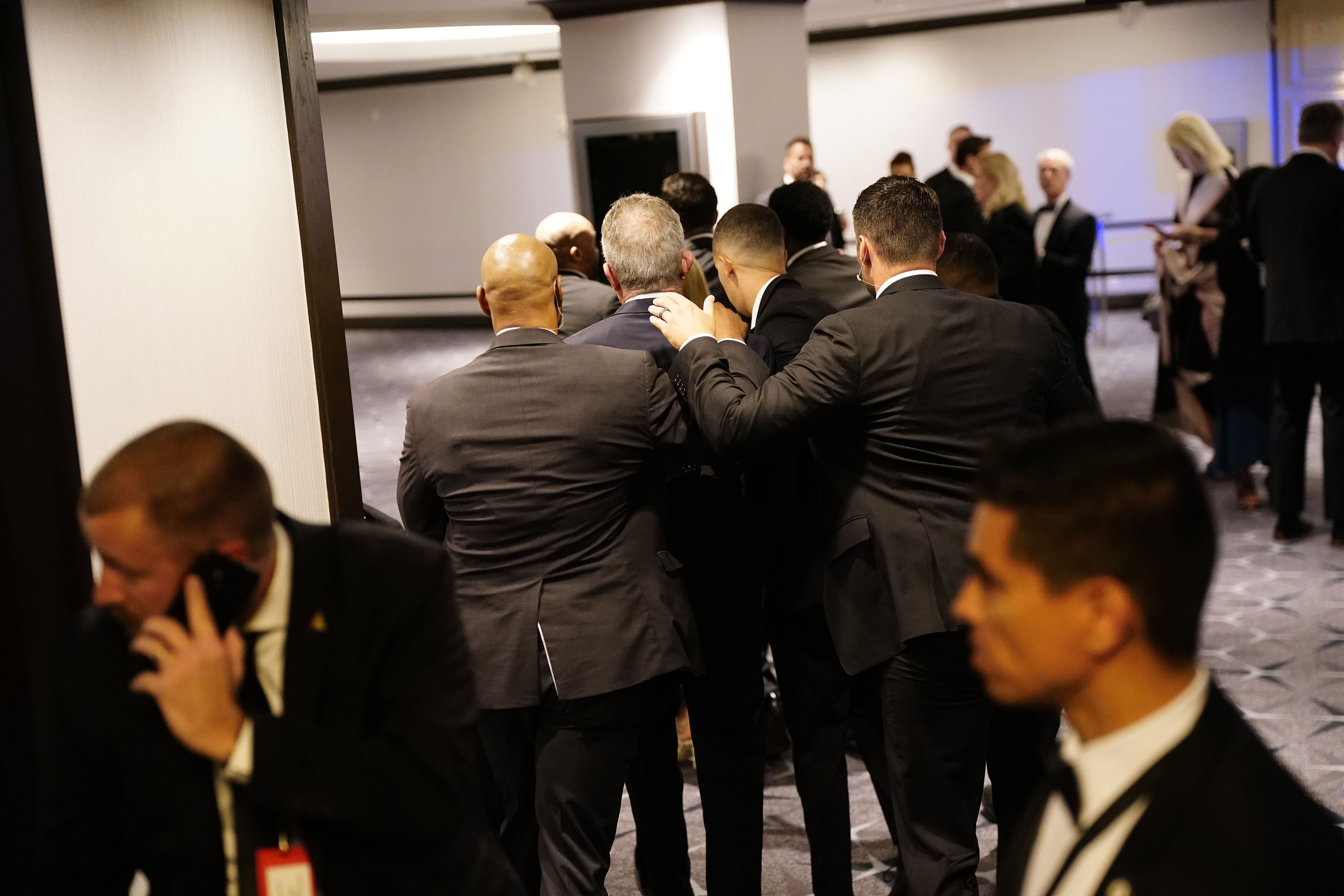 Agente baleado em jantar com Trump em Washington recebe alta