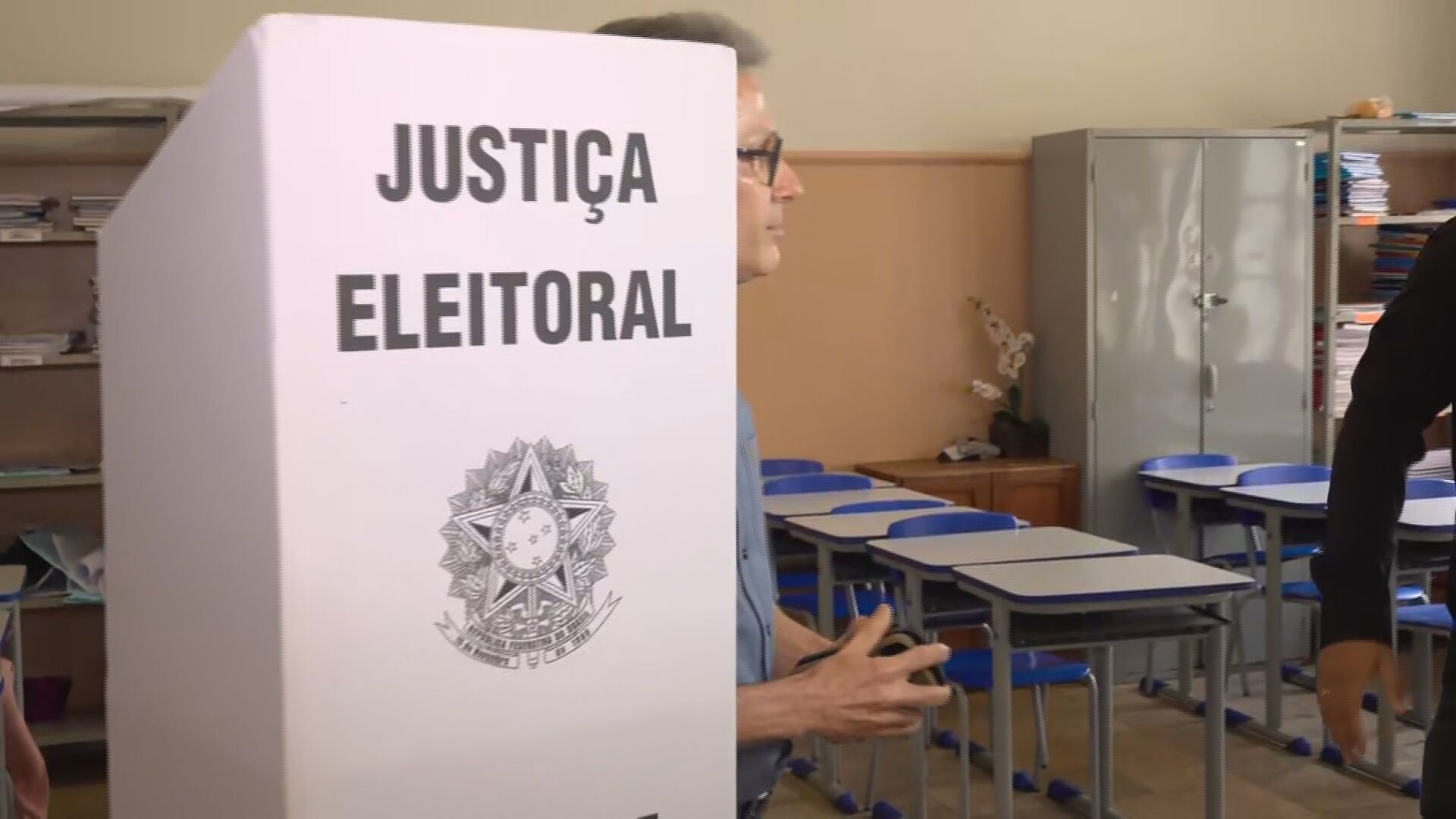 Justiça Eleitoral manda polícia ouvir Zema por celular na cabine de votação