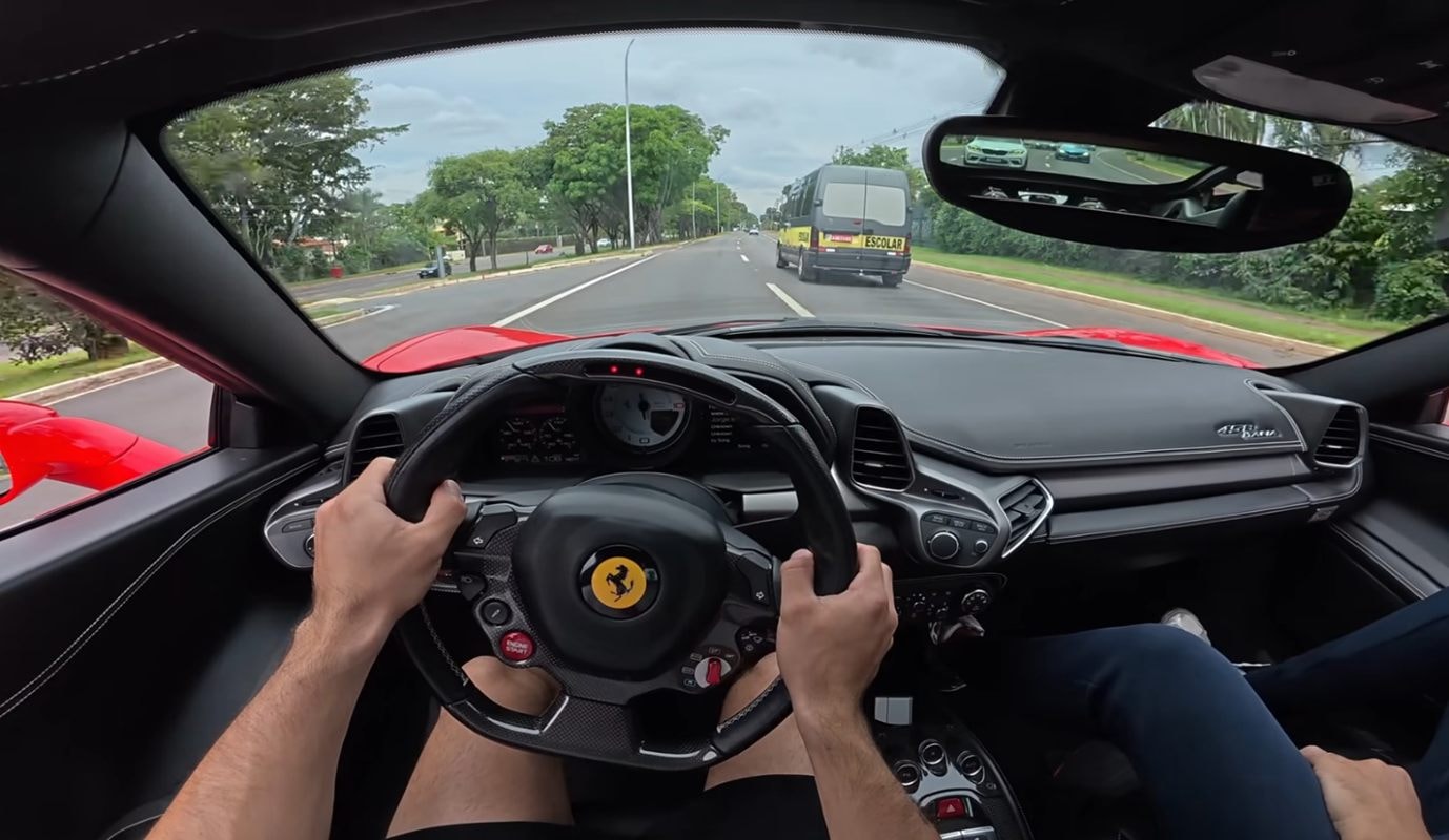 Racha no Lago Sul: Ferrari e BMW passaram "voando" ao lado de van escolar