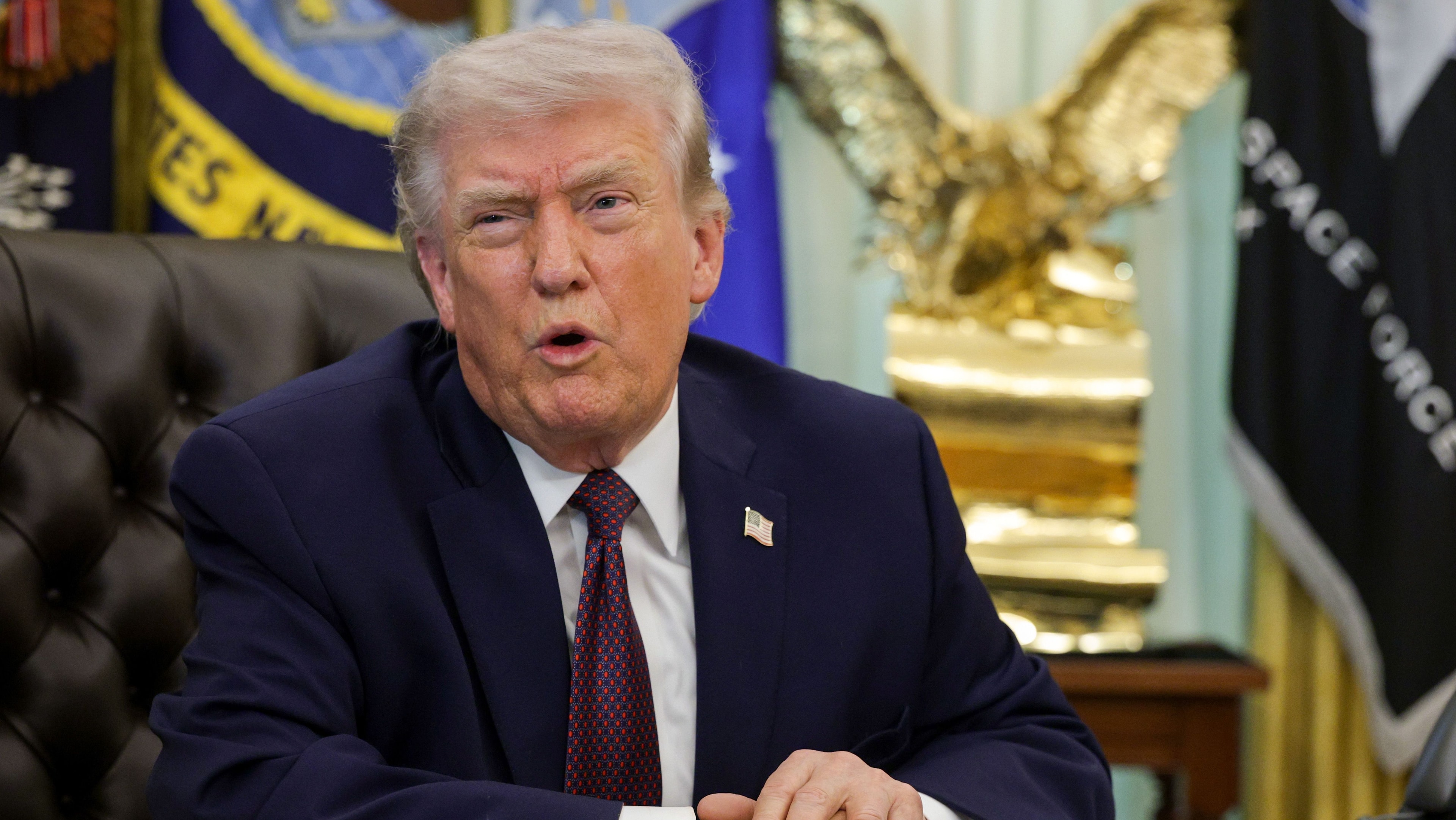 Destróieres dos EUA atravessam Ormuz sem retaliação, diz Trump