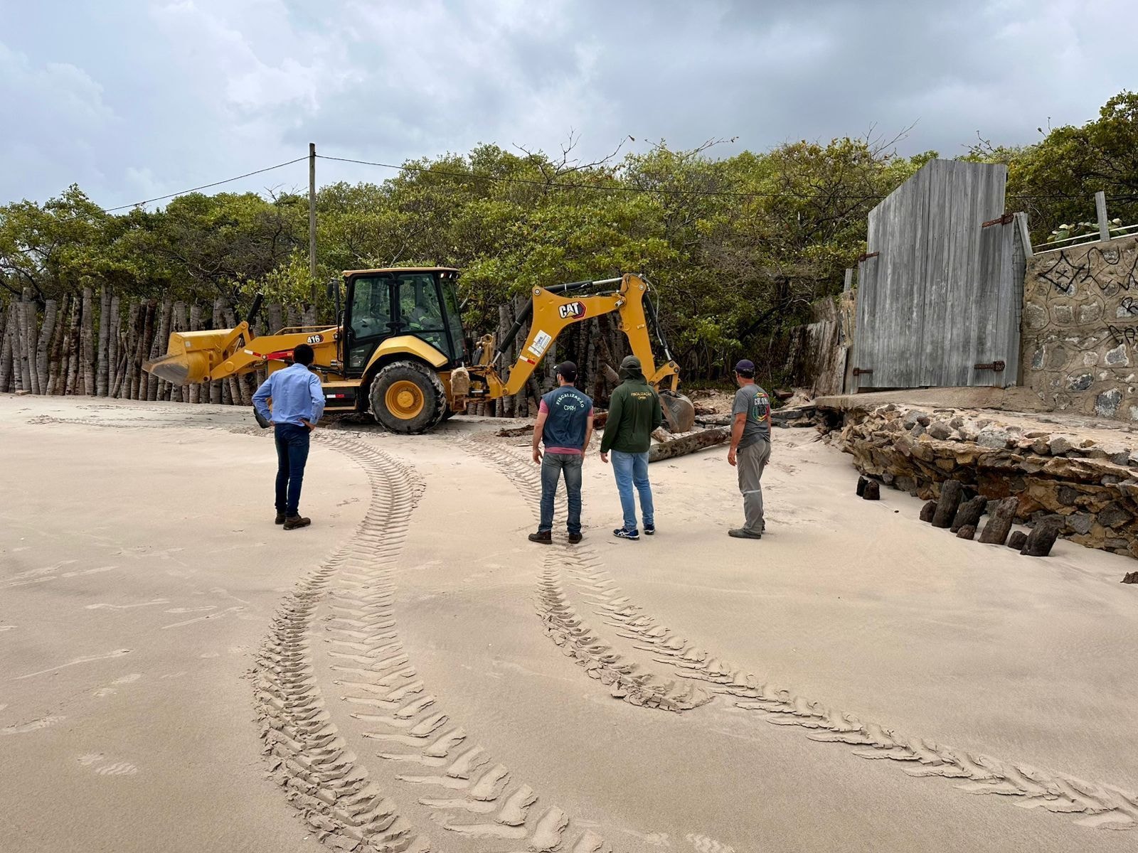 Justiça manda derrubar muro de 570 metros no Pontal de Maracaípe (PE)