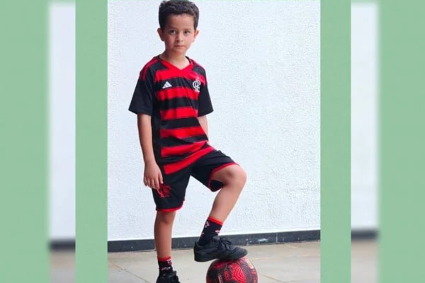 Curado do câncer, menino de 7 anos realiza sonho de ver o Flamengo