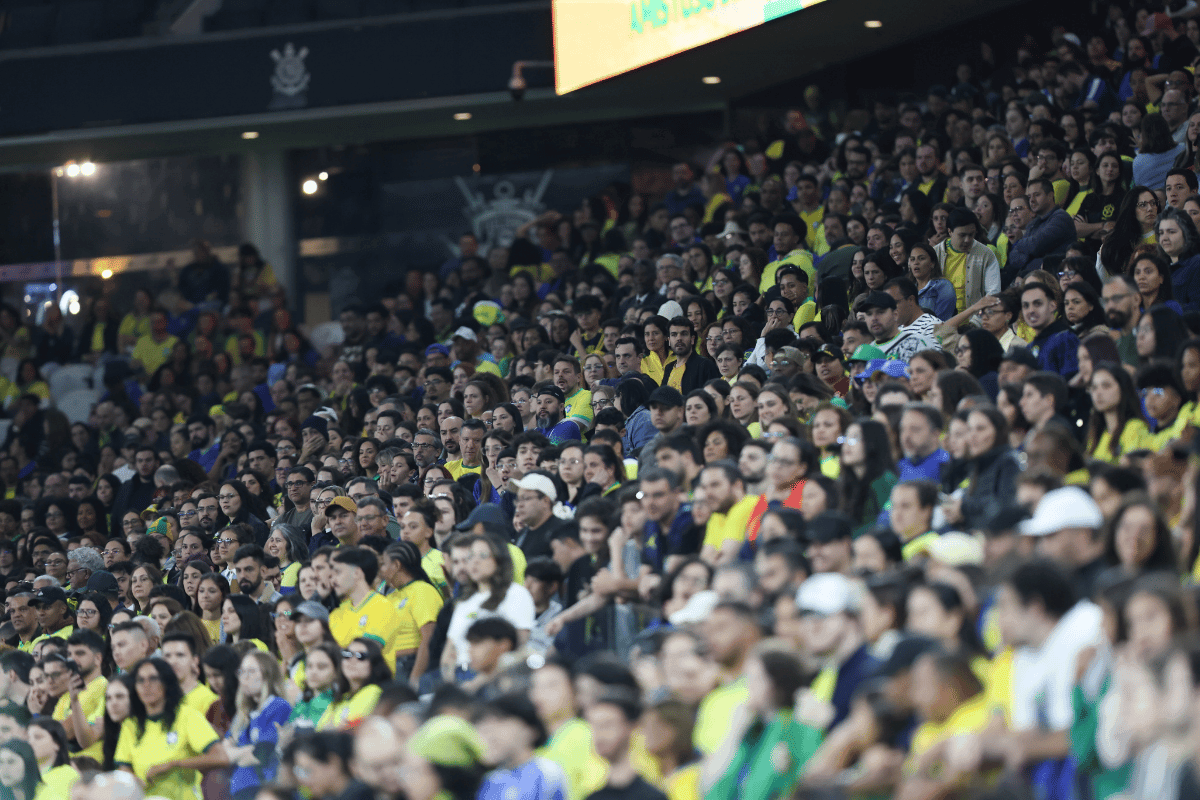 Torcida do Brasil impressiona treinadora dos Estados Unidos; confira