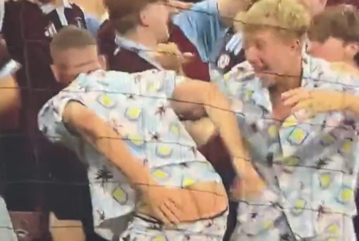 Torcedor mostra a bunda após gol do Aston Villa na Supercopa da Europa