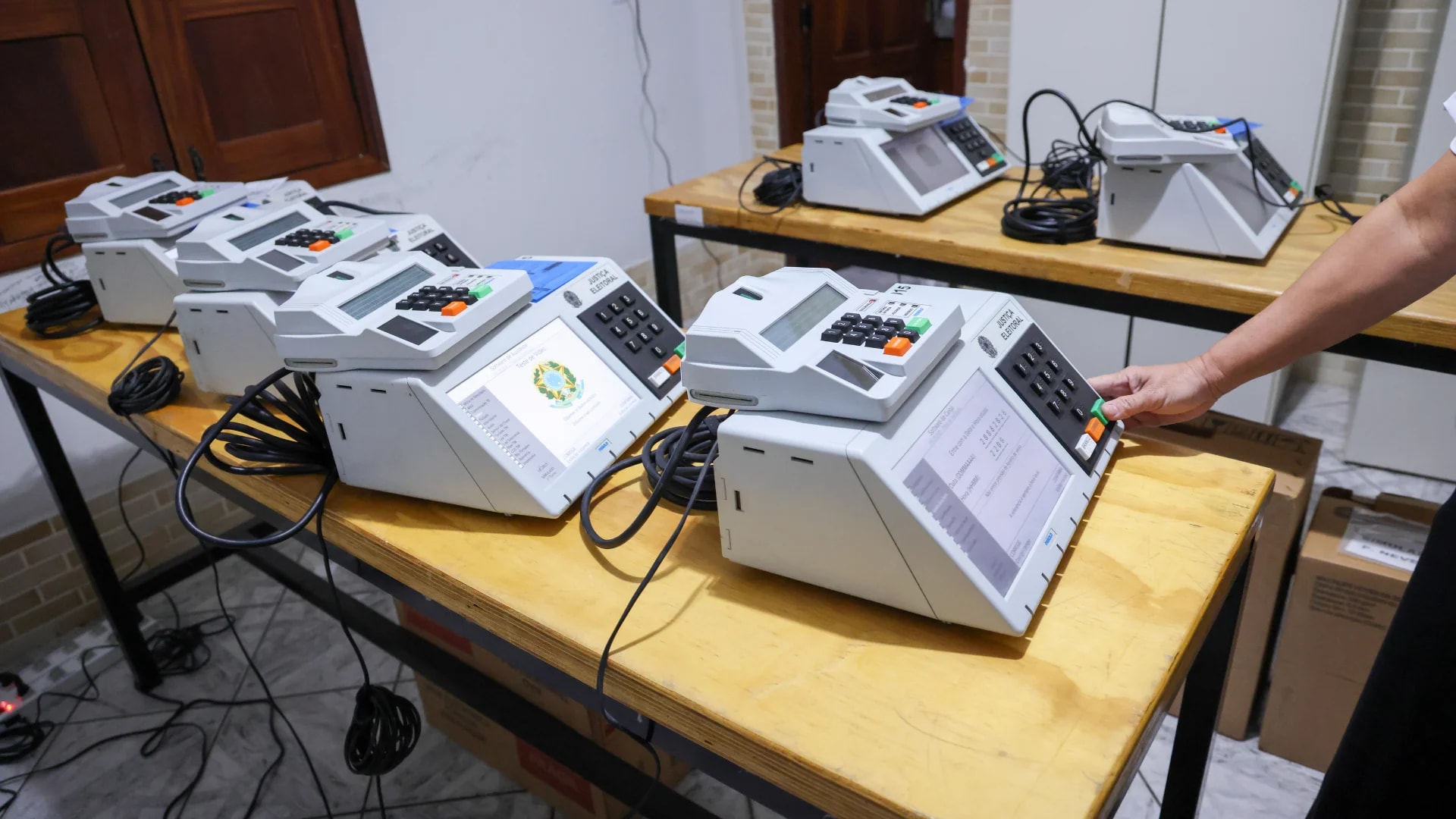 Quais países além do Brasil usam urna eletrônica?