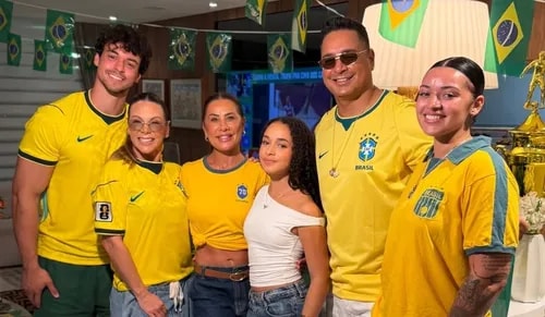 Carla Perez e Sheila Carvalho reúnem a família em jogo do Brasil