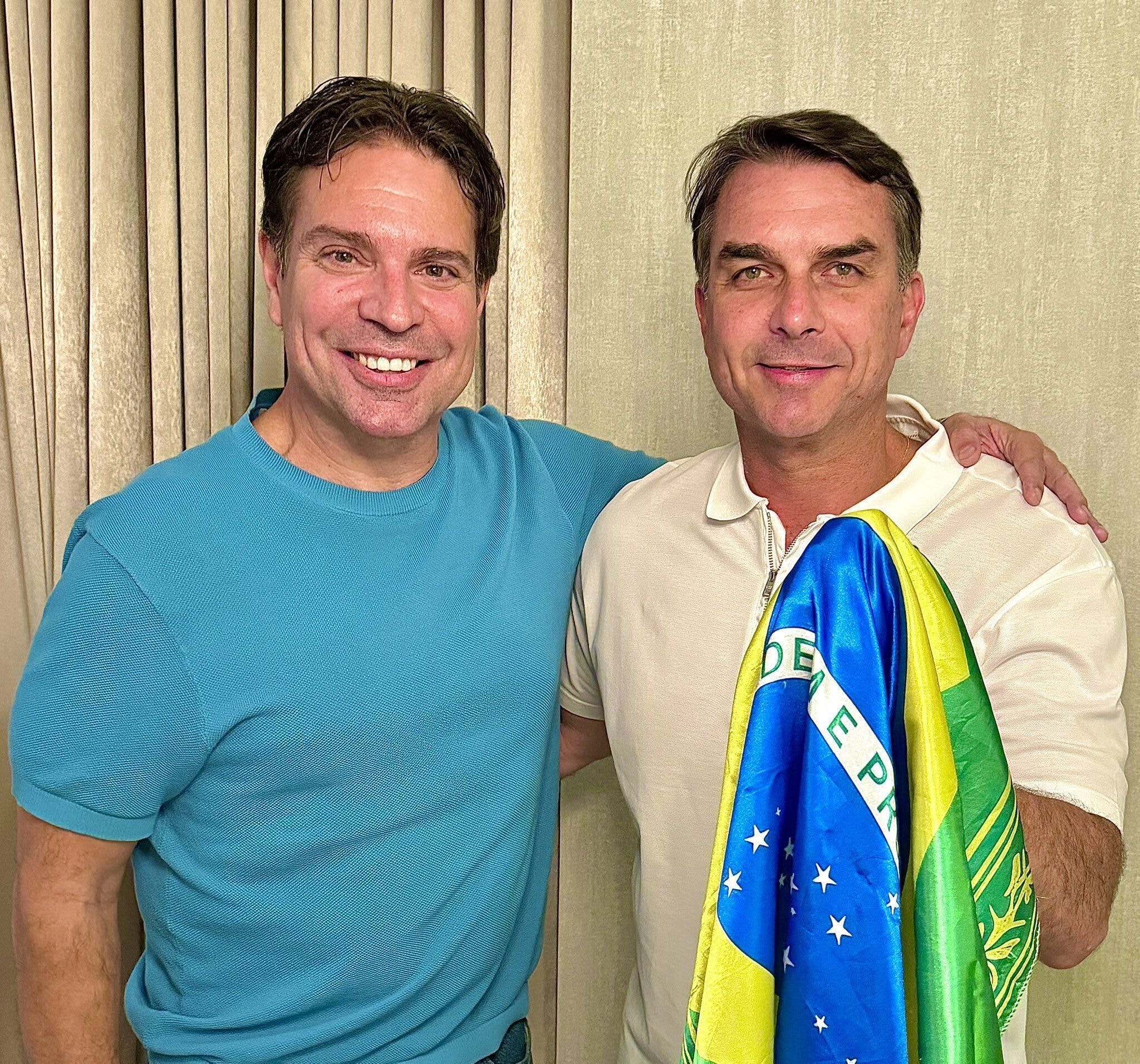 Eduardo cita Olavo e posta foto com Flávio após senador fugir para os EUA