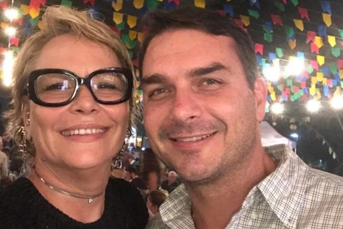 Mãe de Flávio lamenta que "mais um filho" fugiu do Brasil: "Perseguição"