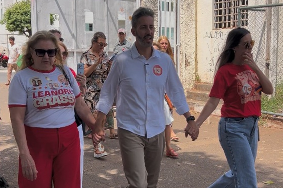 Leandro Grass vota no Guará acompanhado da mãe e da esposa