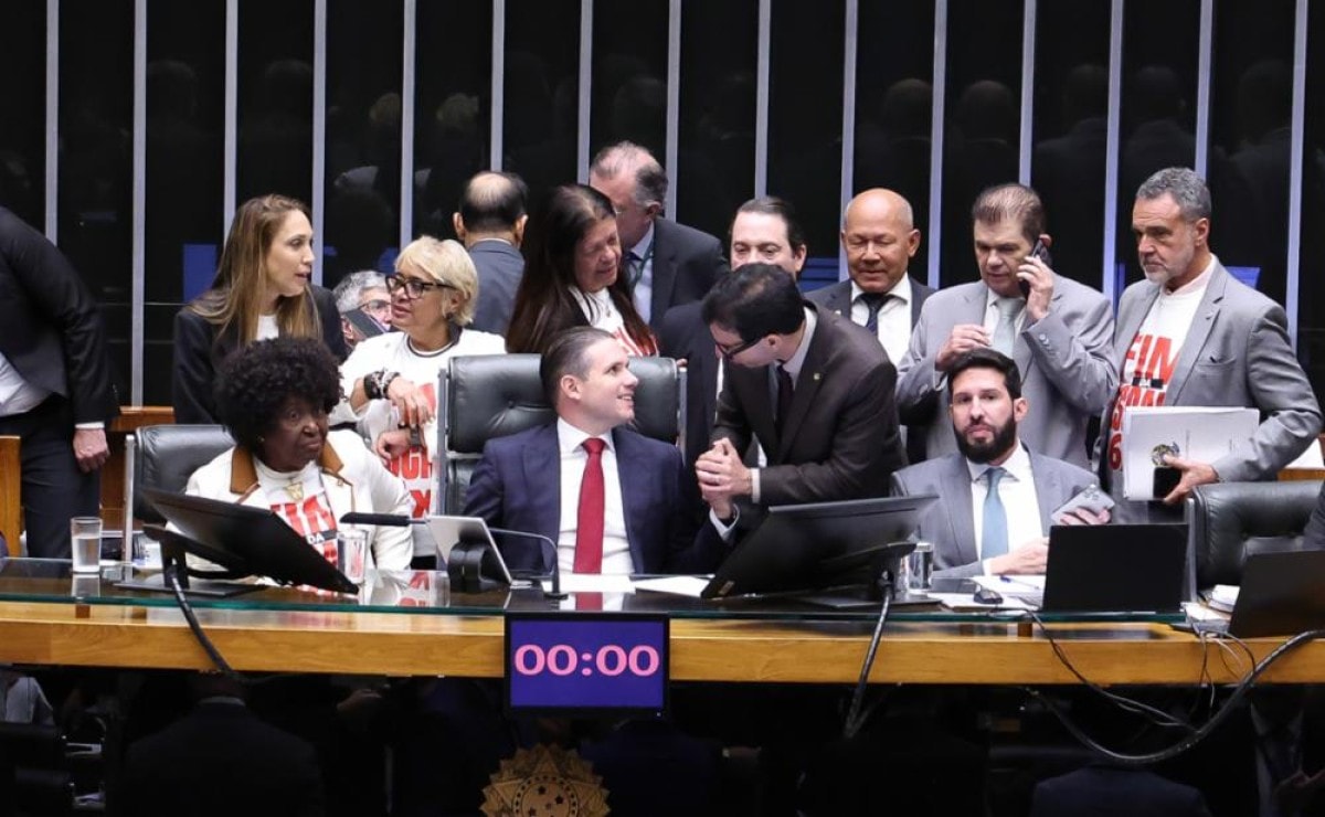 Em vitória do governo Lula, Câmara aprova PEC do fim da escala 6x1 em 1º turno